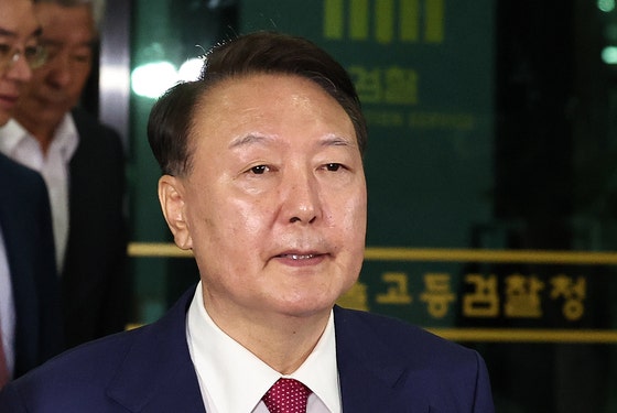 윤석열 전 대통령이 지난 5일 오후 서초구 서울고검에서 내란 특검팀의 2차 소환 조사를 받은 뒤 청사를 나서고 있다. 뉴스1