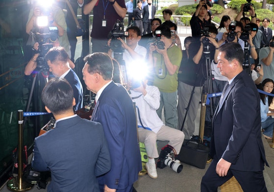 윤석열 전 대통령이 지난 5일 내란 특검팀의 2차 소환 조사를 받기 위해 특검팀이 있는 서울 서초구 서울고검에 출석하고 있다. 연합뉴스