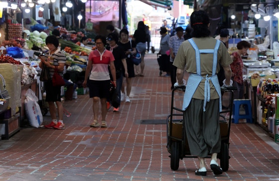 지난 3일 서울 서대문구 인왕시장. 소비자들이 장을 보고 있다. 뉴스1