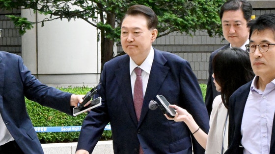 윤석열 전 대통령이 지난 3일 서울 서초구 서울중앙지방법원에서 열린 우두머리 혐의·직권남용 권리행사 방해 혐의 사건 9차 공판에 출석하고 있다. 사진공동취재단