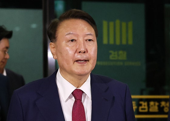 윤석열 전 대통령이 지난 5일 오후 서울 서초구 서울고검에서 내란 특검팀 2차 소환 조사를 받은 뒤 청사를 나서고 있다. 뉴스1