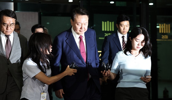 윤석열 전 대통령이 지난 5일 오후 서초구 서울고검에서 내란 특검팀의 2차 소환 조사를 받은 뒤 청사를 나서고 있다. 뉴스1