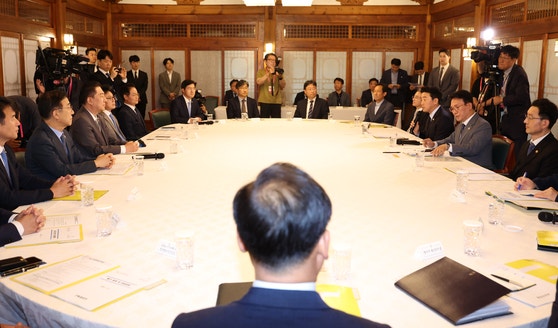 6일 오후 서울 종로구 삼청동 국무총리 공관에서 이재명 정부 첫 고위당정협의회에가 열리고 있다. 김성룡 기자