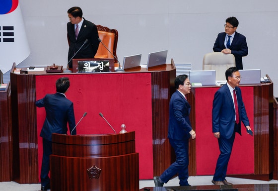 문진석 더불어민주당 원내수석부대표(의장석 앞 왼쪽부터), 송언석 국민의힘 비상대책위원장 겸 원내대표, 유상범 원내수석부대표가 4일 오후 서울 여의도 국회에서 제426회국회(임시회) 제5차 본회의 개의 지연 관련 우원