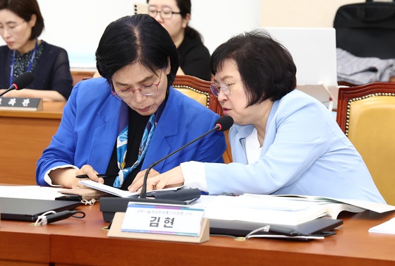 최민희 국회 과학기술정보방송통신위원장(왼쪽)과 김현 여당 간사가 1일 서울 여의도 국회 과학기술정보방송통신위원회 회의실에서 열린 '공영방송 복원 위한 방송3법 개정, 더이상 미룰 수 없다' 토론회에서 대화하는 모습.