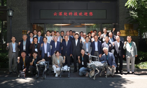  '평화 오디세이'가 딥로보틱스를 찾았다. 첫줄 왼쪽부터 이준호 한국 화웨이 부사장, 백서인 한양대 교수, 유영화 한국 화웨이 상임고문, 엄윤설 에이로봇 대표, 이희옥 성균관대 교수, 둘째 줄 왼쪽부터 한상호 김앤장