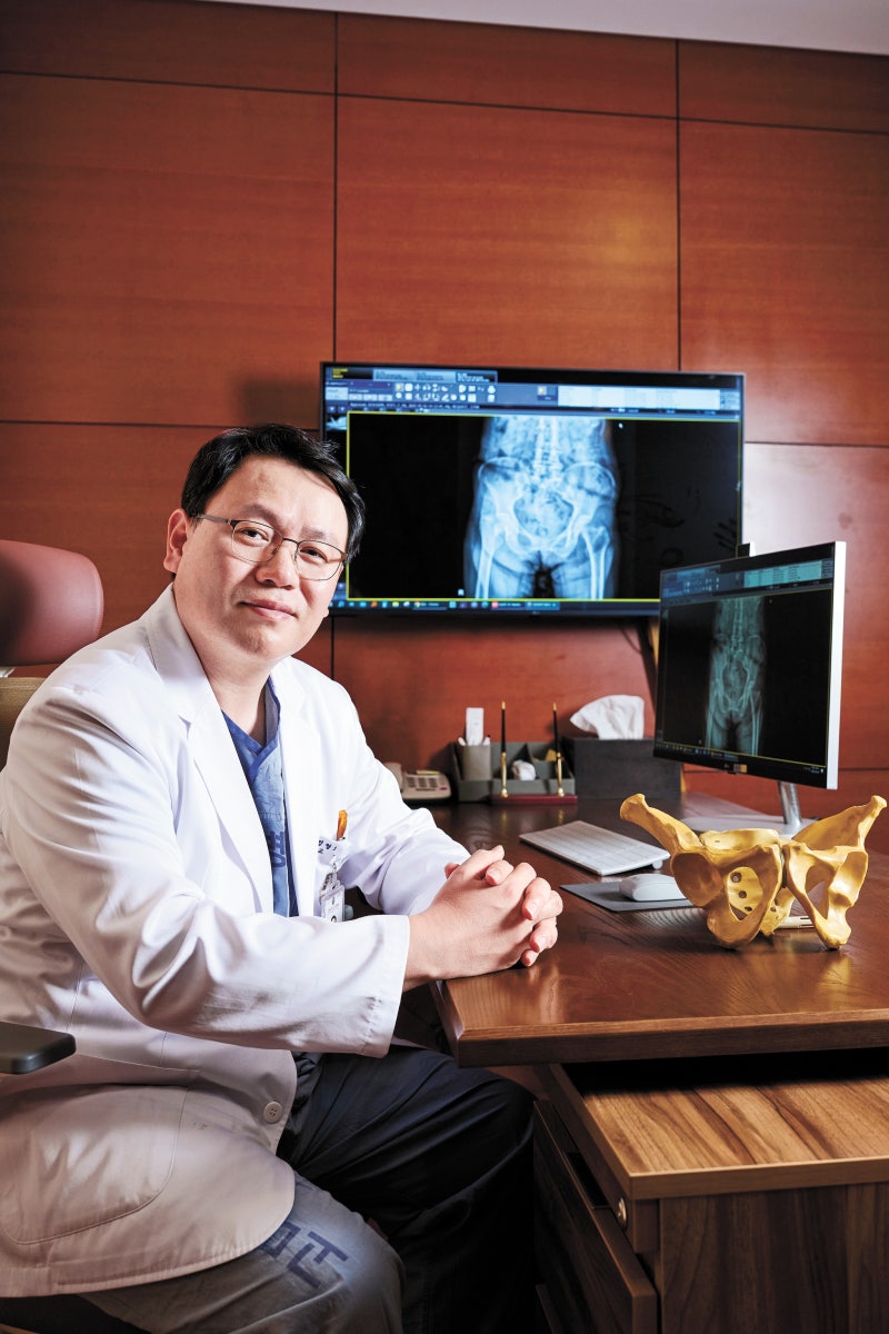 "칼로 베는 느낌"…명의가 콕 집은 고관절 환자 특징 [Health&]