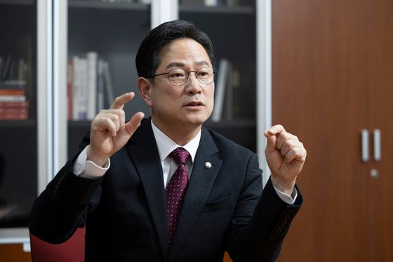 박수영 전 국민의힘 연금개혁특위 위원장이 3월 26일 오후 국회 의원회관 사무실에서 중앙일보와 인터뷰를 하고 있다. 임현동 기자