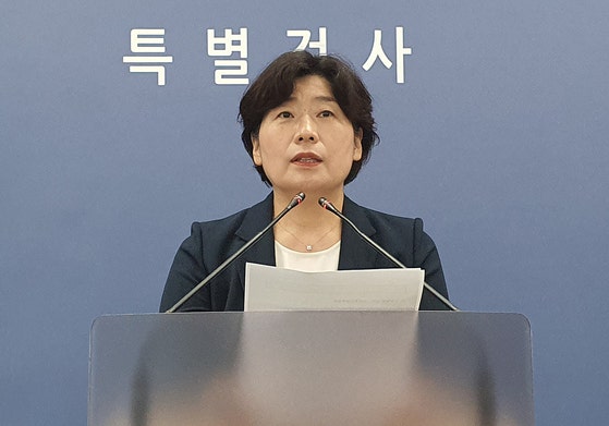 내란특검팀 박지영 특검보가 6일 오후 서울 서초구 서울고검에서 윤석열 전 대통령에 대한 구속영장 청구와 관련한 브리핑을 하고 있다. 뉴스1