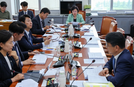 국회 과학기술정보방송통신위원회 정보통신방송법안심사소위원장인 김현 더불어민주당 간사가 2일 오후 서울 여의도 국회에서 국민의힘 불참 속 방송 3법 논의를 위해 제426회국회(임시회) 제2차 법안심사소위 회의를 주재하고