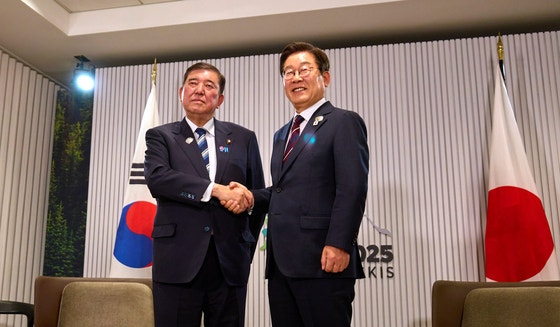 이재명 대통령이 지난달 17일(현지시간) 캐나다 앨버타주 캐내내스키스 주요 7개국(G7) 정상회의장에서 이시바 시게루 일본 총리와 한·일 정상회담을 하고 있다. 대통령실
