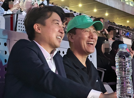 오세훈 서울시장과 이준석 개혁신당 대통령 후보가 지난 4월 30일 서울 마포구 상암 월드컵경기장에서 열린 '서울스프링페스타 WONDER SHOW'에서 개막식을 관람하고 있다. 이준석 캠프 제공