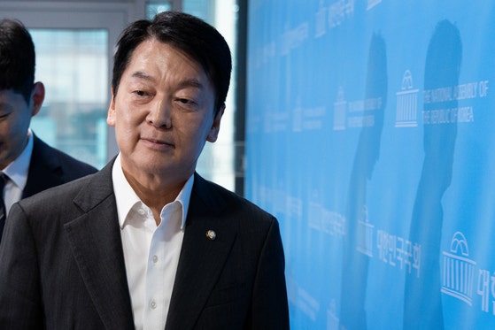 안철수 국민의힘 혁신위원장이 지난 7일 서울 여의도 국회 소통관에서 기자회견을 열고 혁신위원장 사퇴 및 전당대회 출마를 밝힌 후 기자회견장을 나서고 있다. 뉴스1