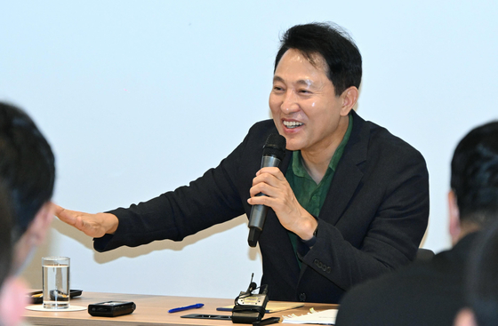 오세훈 서울시장이 지난 5일(현지시간) 밀라노의 한 호텔에서 열린 기자 간담회에서 발언하고 있다. [사진 서울시]