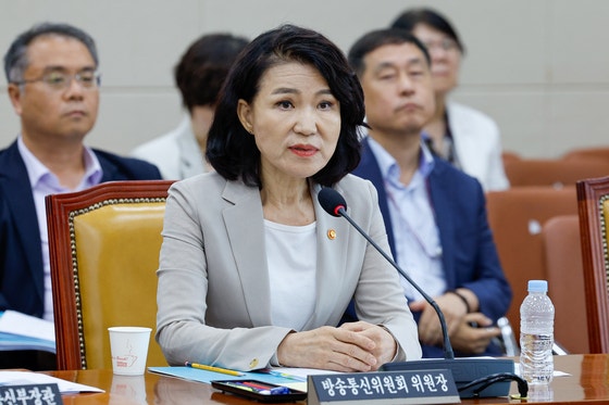 이진숙 방송통신위원장이 지난 7일 오후 서울 여의도 국회에서 열린 제427회국회(임시회) 과학기술정보방송통신위원회 제1차 전체회의에서 위원장 질의에 답하고 있다. 뉴스1