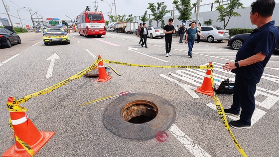  6일 40대 남성 1명이 심정지 상태로 구조되고 50대 남성 1명이 실종된 인천시 계양구 병방동 맨홀. 실종된 A씨는 7일 오전 굴포천 하수처리장에서 숨진 채 발견됐다. 연합뉴스