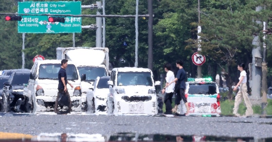 서울 기온이 37.1도까지 오르면서 근대적인 기상관측을 시작한 이래 7월 상순 기온으론 역대 최고치를 기록한 8일 서울 영등포구 여의도 일대 뜨겁게 달궈진 아스팔트 위로 아지랑이가 피어오르고 있다.  종전 서울(종로