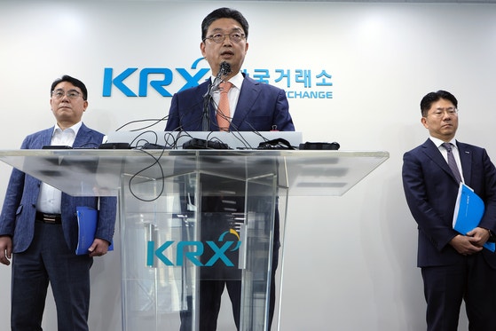 이윤수 증권선물위원회 상임위원이 9일 오전 서울 여의도 한국거래소 브리핑룸에서 자본시장 불공정거래 근절 실천방안 합동브리핑을 하고 있다. 왼쪽부터 이승우 금융감독원 부원장, 이 상임위원, 김홍식 한국거래소 시장감시위