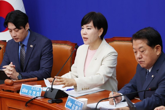 더불어민주당 전현희 최고위원이 지난달 25일 서울 여의도 국회에서 열린 최고위원회의에서 발언하고 있다. 2025.6.25   utzza@yna.co.kr (끝)  〈저작권자(c) 연합뉴스, 무단 전재-재배포, AI 