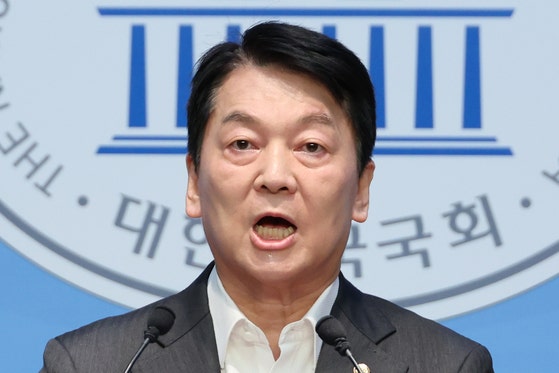 국민의힘 혁신위원장을 맡은 안철수 의원이 지난 7일 서울 여의도 국회 소통관에서 위원장을 사퇴하고 전당대회 출마 의사를 밝히는 기자회견을 하고 있다. 연합뉴스