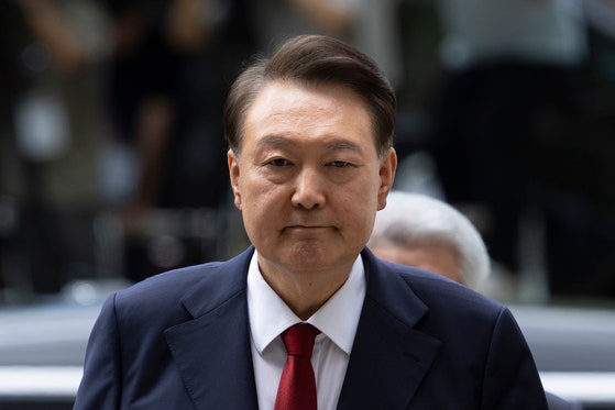 윤석열 전 대통령이 9일 오후 구속 전 피의자 심문(영장실질심사)을 받기 위해 서울 서초구 서울중앙지방법원으로 들어서고 있다. 이날 영장실질심사는 남세진(사법연수원 33기) 영장전담 부장판사 심리로 열린다. 사진공동
