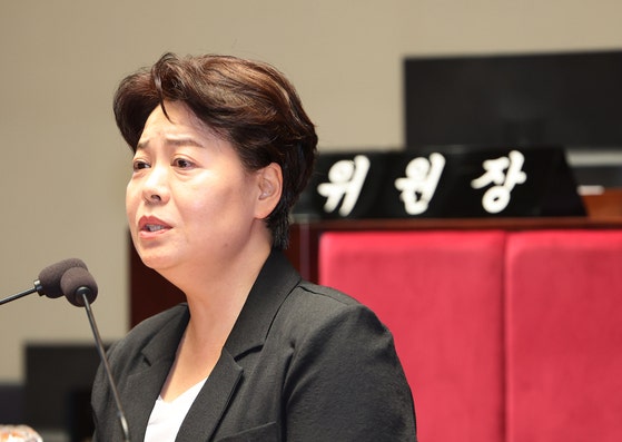 윤희숙 국민의힘 혁신위원장이 9일 국회에서 열린 긴급의원총회에서 발언하고 있다. [뉴시스]
