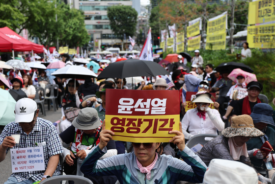 '12·3 비상계엄' 사태 관련 윤석열 전 대통령의 재구속 여부를 결정지을 영장실질심사가 열린 9일 서울 서초구 법원삼거리에서 윤 전 대통령 지지자들이 집회를 열고 영장 기각을 촉구하고 있다. 연합뉴스