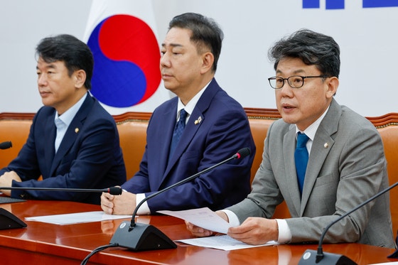 진성준 더불어민주당 정책위의장이 10일 오전 서울 여의도 국회에서 열린 정책조정회의에 참석해 발언하고 있다.뉴스1