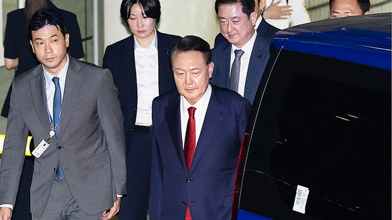 윤석열 전 대통령이 9일 밤 서울중앙지법에서 두 번째 구속 전 피의자심문(영장실질심사)을 마친 뒤 대기장소인 서울구치소로 이동하고 있다. 뉴스1