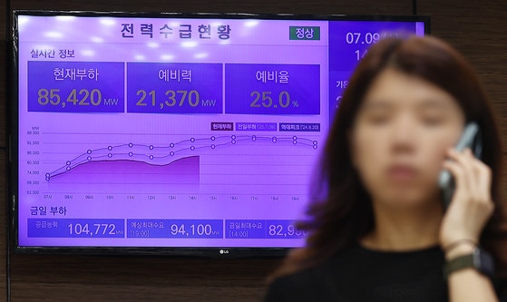 계속되는 폭염으로 최대 전력 수요가 한여름 수준으로 치솟는 가운데 9일 서울 중구 한국전력공사 서울본부 건물 전광판에 이날 전력 수요 현황이 표시되고 있다. 전력거래소의 전력통계정보시스템에 따르면 지난 8일 국내 전