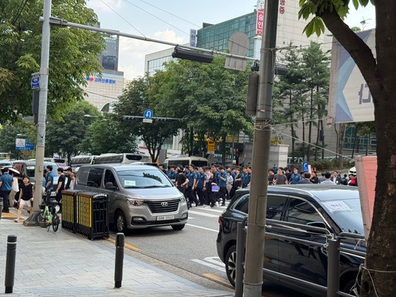 9일 서울중앙지법이 위치한 서초동 법조타운에는 경찰 병력 2700명이 배치돼 거리에 일반 행인보다 경찰이 훨씬 많았다. 박형수 기자. 