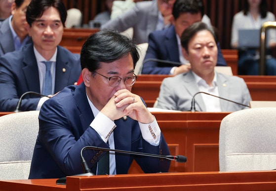송언석 국민의힘 비상대책위원장 겸 원내대표가 9일 국회에서 열린 긴급의원총회에서 생각에 잠겨있다. 임현동 기자.