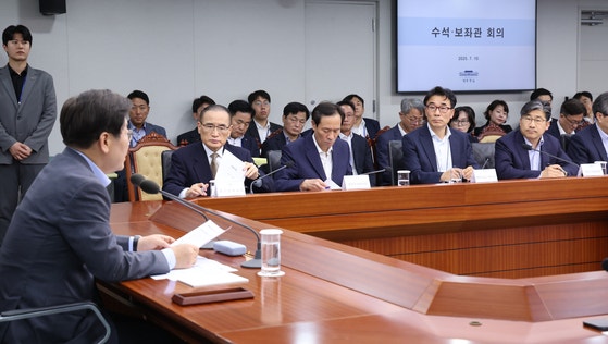 이재명 대통령이 10일 오후 서울 용산 대통령실에서 수석보좌관 회의를 주재하고 있다. 대통령실사진기자단