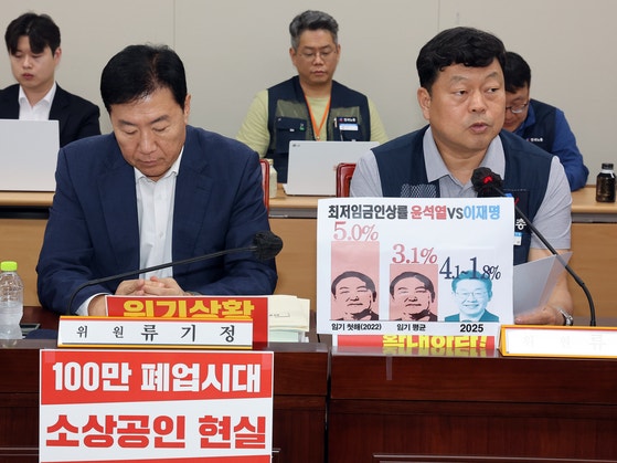최저임금위원회 근로자위원인 류기섭 한국노총 사무총장(오른쪽)이 10일 정부세종청사에서 열린 최저임금위원회 제12차 전원회의에서 발언하고 있다. 왼쪽은 사용자위원인 류기정 한국경영자총협회 전무. 연합뉴스