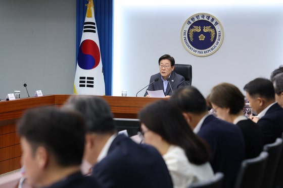 이재명 대통령이 10일 서울 용산 대통령실에서 수석보좌관회의를 주재하고 있다. 이날 회의에서는 폭염 대책 등 을 점검했다. [사진 대통령실사진기자단]