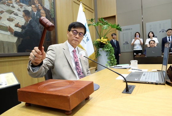 이창용 한국은행 총재가 10일 열린 금융통화위원회에서 의사봉을 두드리고 있다. [연합뉴스]