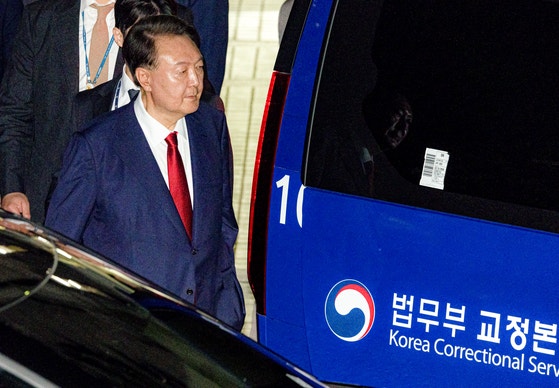 지난 9일 밤 영장실질심사를 마치고 서울중앙지법을 나서는 윤석열 전 대통령. [사진공동취재단]