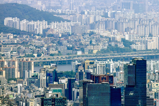 경기도 성남시 청계산 매바위에서 바라본 서울 서초구·강남구와 한강 이북 아파트 단지. 연합뉴스