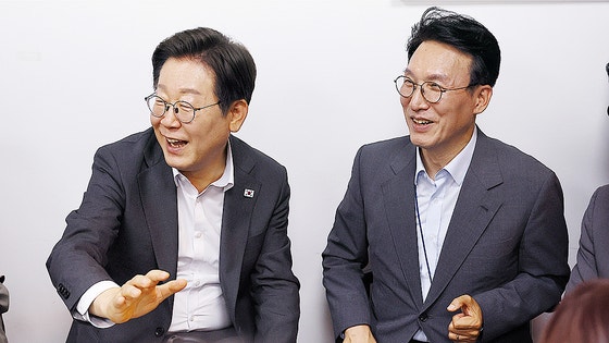  이재명 대통령이 8일 서울 용산 대통령실 청사 매점에서 출입기자단과 예정에 없던 티타임을 가지고 있다. 오른쪽은 김민석 국무총리. 김현동 기자