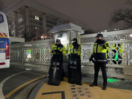 윤석열 당시 대통령이 비상계엄을 선포한 지난해 12월 3일 밤 서울 여의도 국회 출입문을 경찰이 통제하고 있다. 연합뉴스