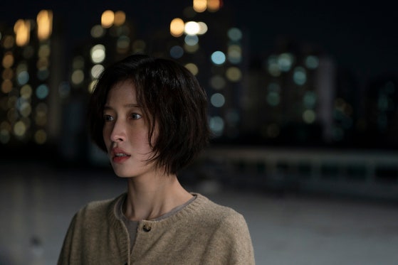 아린(사진)은 태어날 때부터 S라인을 볼 수 있던 소녀 현흡을 연기했다. 유년 시절의 트라우마로 점철된 마음, 그 속에서도 잃지 않은 강단있는 모습을 표현한다. 사진 웨이브