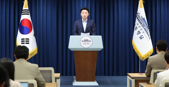 강훈식 대통령 비서실장이 11일 서울 용산구 대통령실 청사에서 문화체육관광부·국토교통부 장관 후보자 인선을 발표하고 있다. 뉴스1