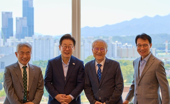 이재명 대통령이 11일 서울 용산 대통령실에서 정규재 전 한국경제 주필(맨 왼쪽), 조갑제 조갑제닷컴 대표(왼쪽 셋째)와 오찬회동에 앞서 기념촬영을 하고 있다. 맨 오른쪽은 이규연 대통령실 홍보소통수석. 대통령실 제