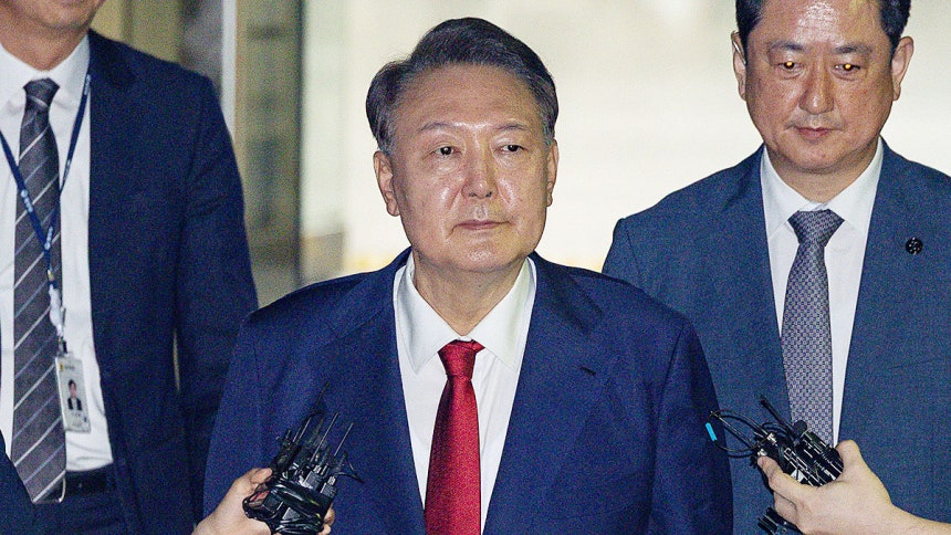 윤석열 전 대통령이 9일 서울 서초구 서울중앙지법에서 열린 직권남용 등 혐의 영장실질심사(구속 전 피의자 심문)를 마친 뒤 대기 장소인 서울구치소로 이동하기 위해 법원을 나서고 있다.  뉴시스