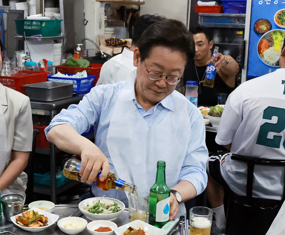 이재명 대통령이 11일 저녁 서울 종로구의 한 식당에서 직원들과 외식 행사를 갖고 있다. 대통령실사진기자단
