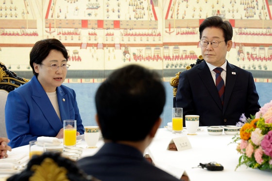 이재명 대통령이 3일 서울 한남동 관저에서 열린 국회 비교섭단체 지도부와 오찬회동에서 조국혁신당 김선민 당대표 권한대행 발언을 듣고 있다. 대통령실사진기자단