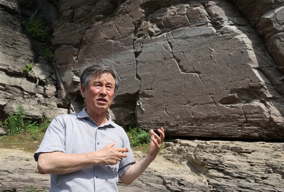  지난 7월 1일 오후 울산시 울주군 언양읍 대곡리 반구대 암각화에 앞에 선 김호석 화백. 그는 반구대 암각화가 한국미의 원형이라고 설명했다. 송봉근 기자