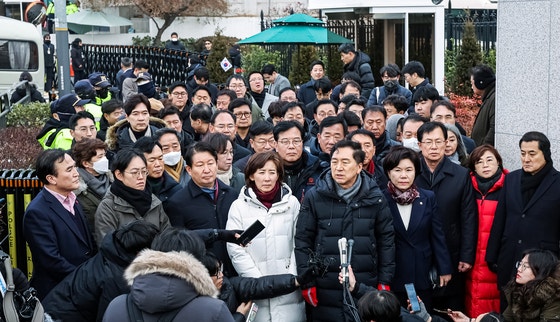 지난 1월 6일 국민의힘 소속 친윤계 의원 45명이 윤석열 전 대통령의 1차 체포영장 집행을 저지하겠다며 서울 한남동 대통령 관저 앞에서 시위를 벌이고 있다. 정치권에서는 국민의힘이 윤 전 대통령과의 선긋기에 실패하