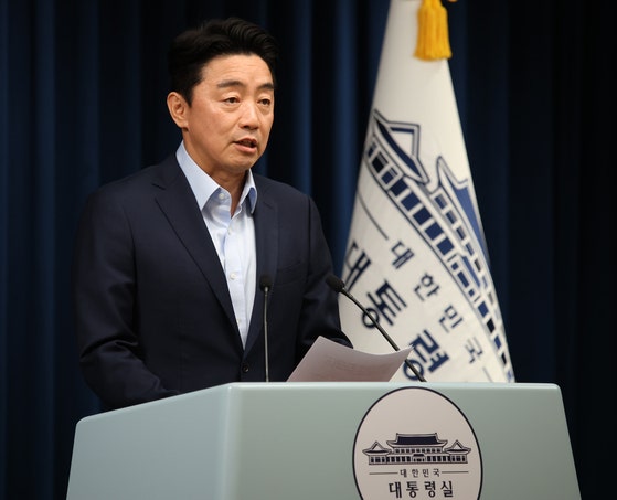 강훈식 대통령비서실장이 지난 11일 서울 용산 대통령실 청사에서 이재명 대통령의 문화체육관광부 및 국토교통부 장관 인선 관련 브리핑을 하고 있다. 대통령실사진기자단