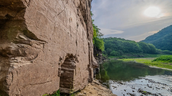 프랑스 파리에서 열리고 있는 제47차 세계유산위원회는 ‘반구천의 암각화(Petroglyphs along the Bangucheon Stream)’를 세계유산 목록에 등재하기로 최종 결정했다. 2010년 세계유산 잠정